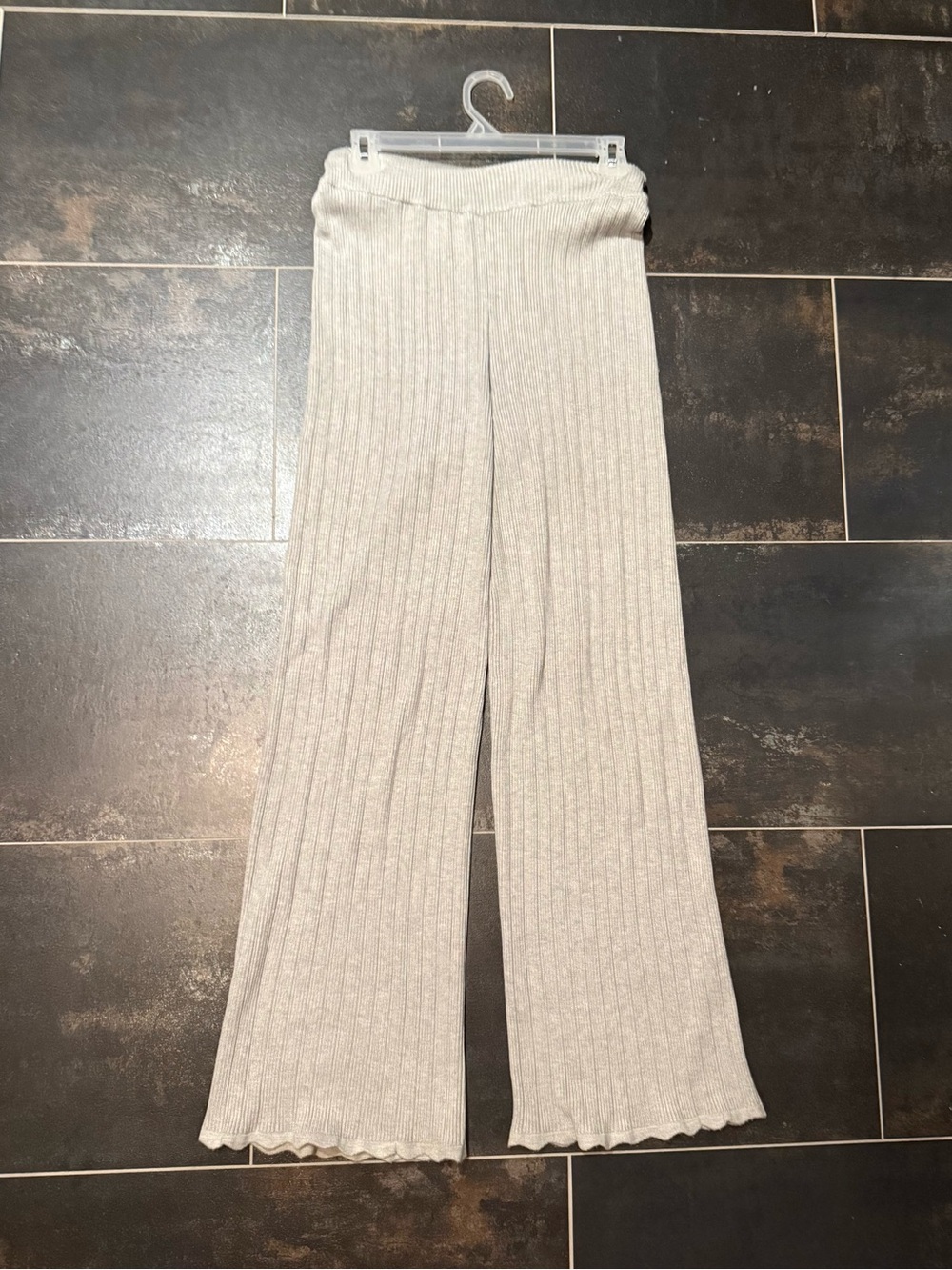 Women’s Gray Ribbed Knit Wide-Leg Sweater Pants With Scalloped Bottom
